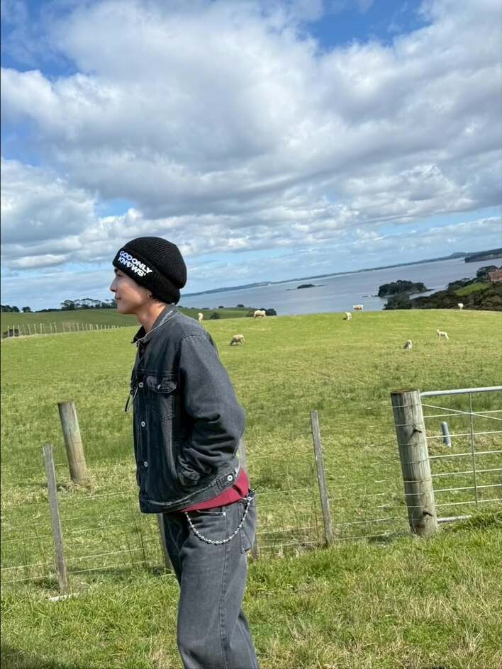 【画像13枚】「デートしているみたい」ニュージーランドでの岩田剛典×絶景の“爆イケ”自撮りショットを見る