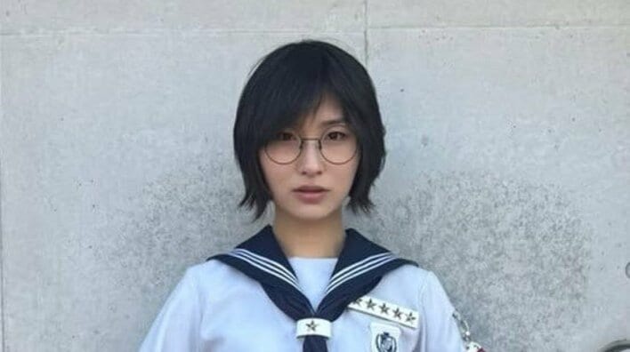 【画像13枚】「パリコレモデルかと」と大反響！新しい学校のリーダーズ・SUZUKA 制服脱ぎメガネ外した美脚際立つ姿を見る