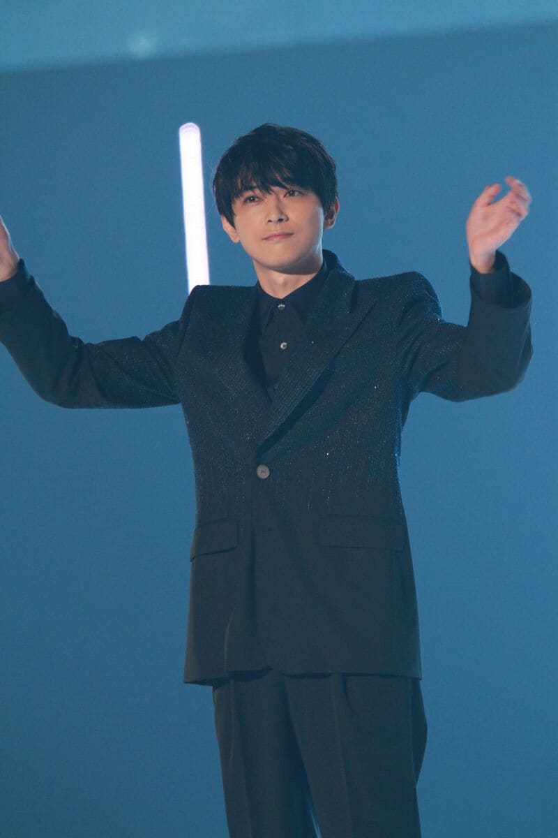 吉沢亮「めちゃくちゃ人がいる」黒スーツで4年ぶりのTGCオープニングを