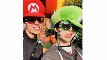 JO1木全翔也 魔法のほうきで飛行！？USJで金城碧海と大はしゃぎ！ファンから「ほうき買う人初めて見た」の声