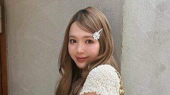 「こんな子歩いてたら振り返る」藤田ニコル “海外ガール”っぽい春満載コーデ披露！愛犬とのお散歩ショットに「にこゆきとピクニックしたい」