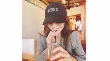 スザンヌ　ナチュラルなすっぴんショットに反響「お肌めちゃめちゃキレイ」ラフなパンツにジャケット合わせたお買い物コーデ