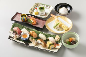 旬を味わう旬の前菜から天麩羅、握り寿司10貫まで。美食を堪能する特別宿泊プラン