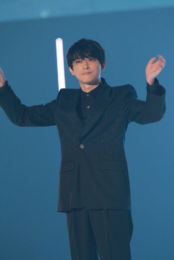 吉沢亮「めちゃくちゃ人がいる」黒スーツで4年ぶりのTGCオープニングを飾る