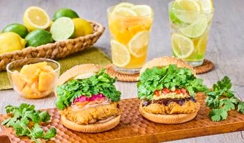 想いがつなぐ至福の味！約1万人が選んだ“推しパクチーバーガー”がついに商品化！新作１位「カオマンガイ」復活１位「バインミー」