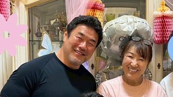 「心霊写真じゃありません」北斗晶の誕生日お祝い写真に佐々木健介が2人！？長男家族も集合のほっこり写真に「みんな顔似てる」