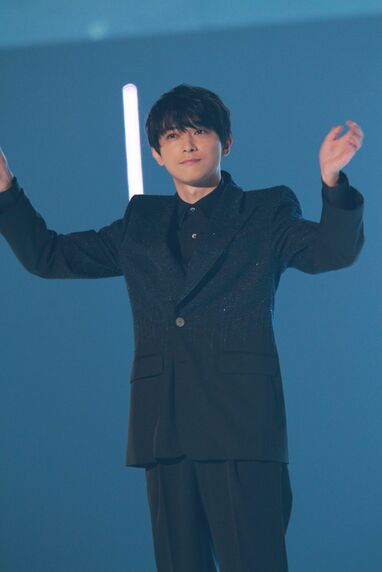 吉沢亮「めちゃくちゃ人がいる」黒スーツで4年ぶりのTGCオープニングを