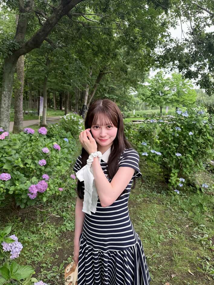 スタイル良すぎ」AKB48・伊藤百花 ミニ丈ワンピ姿で美スタイルを披露
