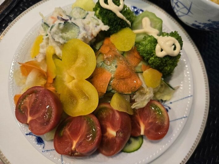 高橋英樹 高糖度トマトで“デカ盛りサラダ”の豪華朝食を披露！野菜