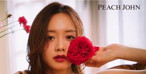 森香澄 “心を奪う”ランジェリーを着こなした大人っぽショット公開！ピーチ・ジョンのホリデーシーズンにぴったりな冬の新ビジュアル