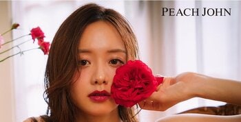 森香澄 “心を奪う”ランジェリーを着こなした大人っぽショット公開！ピーチ・ジョンのホリデーシーズンにぴったりな冬の新ビジュアル