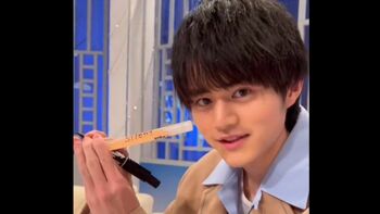 「切ない」想（目黒蓮）のメイキング公開＆鈴鹿央士が笑顔でサイン♡『silent』