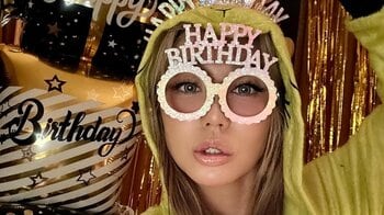 「鬼盛れ」倖田來未 ド派手コーデで「43ちゃいになりました」と誕生日報告！パーティー感あふれる華やかな雰囲気に「めっちゃパワーもらってます」