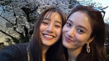 新木優子のほっぺに谷まりあがキス！？満開の夜桜バックに仲良しショット公開「最強美人コンビ！！！」　