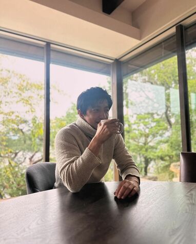 反則級…」大沢たかお(56) 鏡の前での“寝癖ショット”にファン衝撃 T