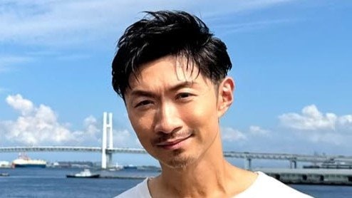 EXILE MAKIDAI(49) 横浜の海を背に爽やかショット披露！まぶしい笑顔にファン歓喜「キラキラすぎる」「いくつになってもかっこいい」