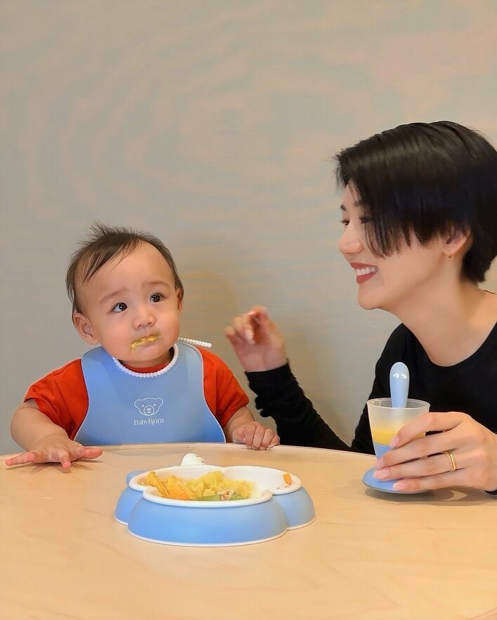 【画像8枚】「メグちゃんそっくり」栗原恵の息子・陽太くんがご飯を一生懸命食べるもぐもぐショットを見る