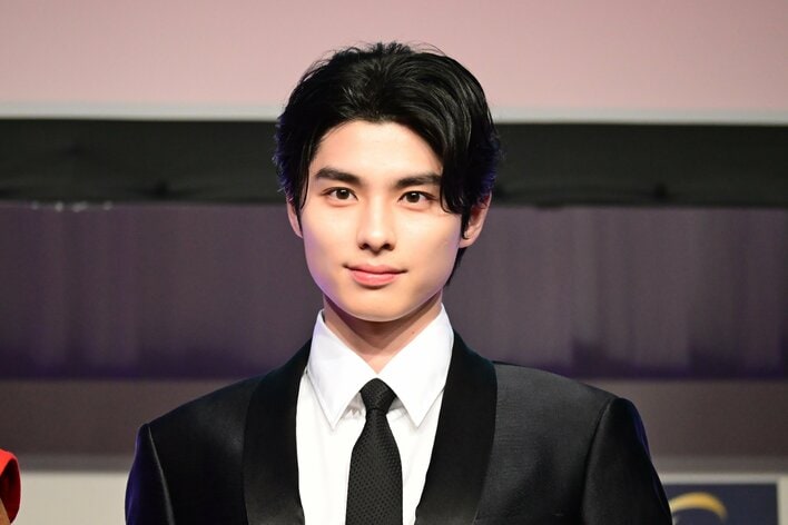 本田響矢 大人の魅力を放つシックなスーツ姿を披露！爽やかな笑顔を浮かべファン熱狂【第54回ベストドレッサー賞】