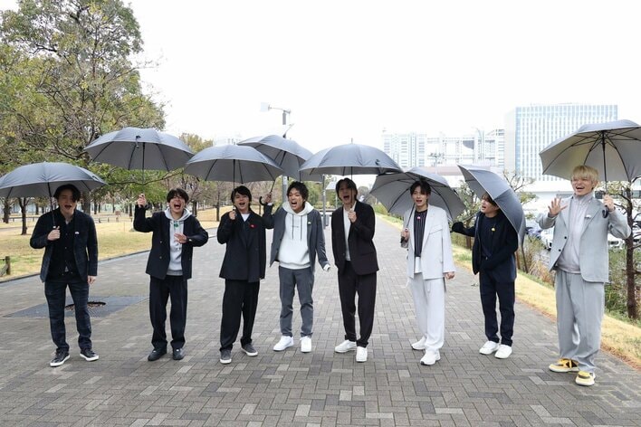 【写真3枚】初の冠番組の初収録に挑む!新体制timeleszの8人の写真を見る