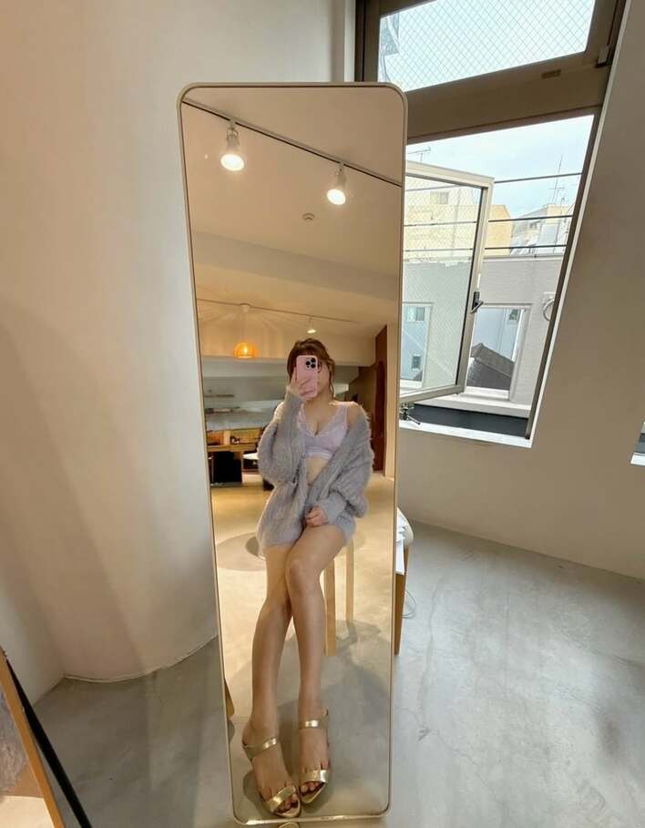 【画像5枚】「モデルルームみたい」鈴木奈々 豪華な自宅の“真っ白キッチン＆美脚際立つランジェリー姿を見る