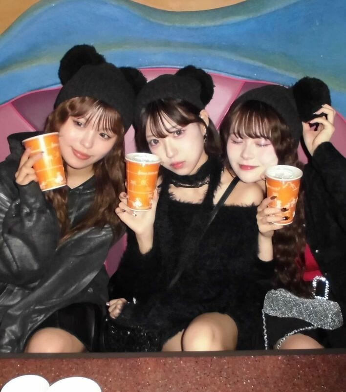 人気インフルエンサー・MINAMI＆さくら＆おさき シミラールックで