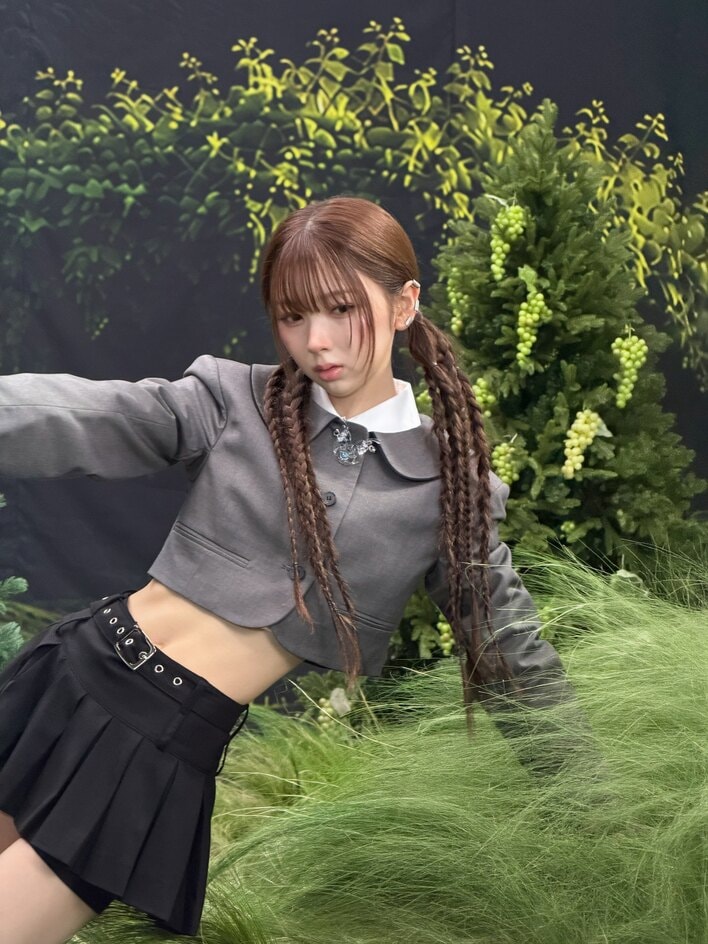NiziU・MIIHI “別人級”の透明感抜群ビジュアル公開！三つ編みツイン