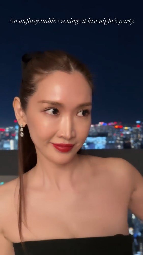 紗栄子 肩からデコルテまで大胆肌見せ！優美な黒ドレスで夜景をバッグ