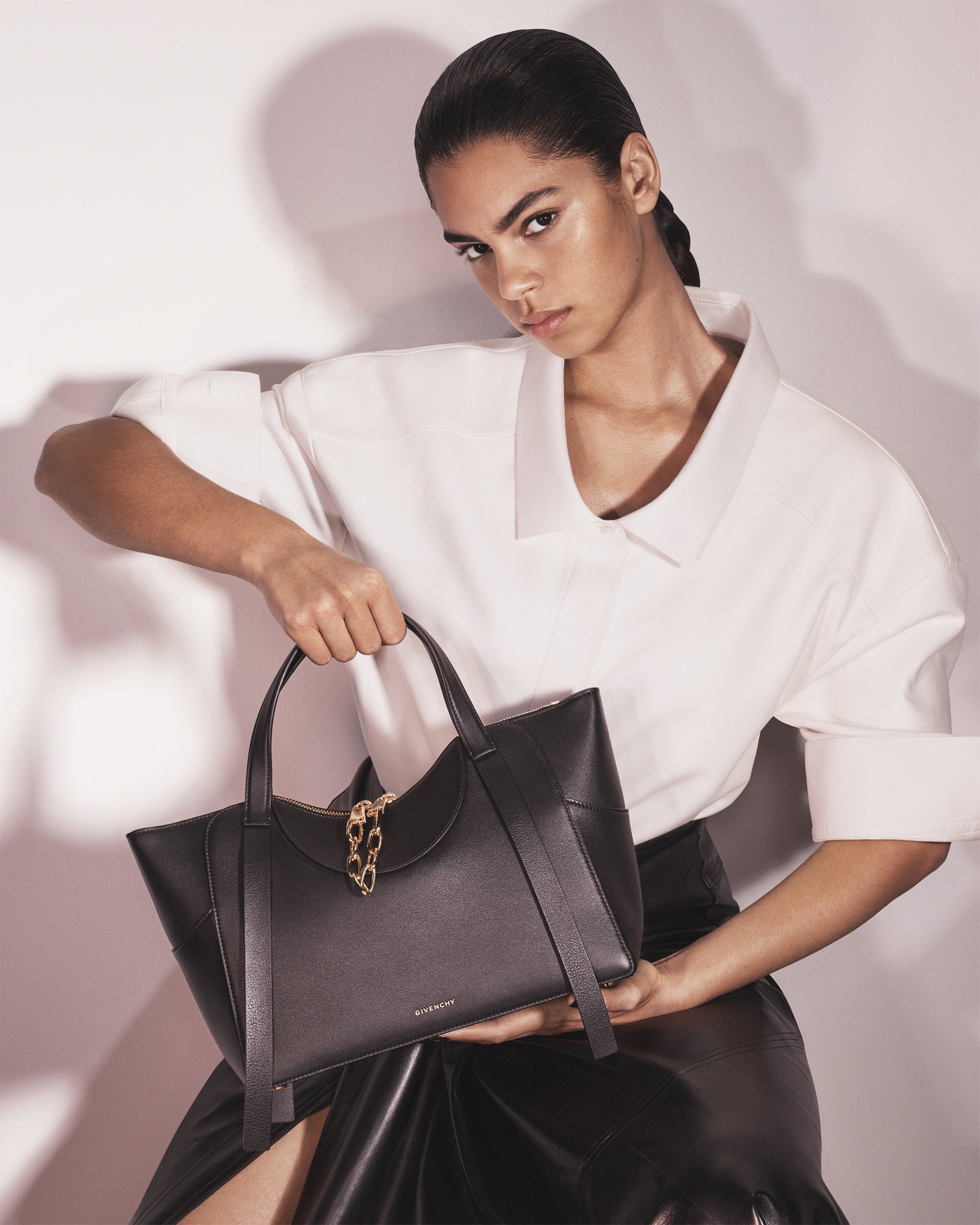 ジバンシィの新作バッグ「ザ・スナッチ」キャンペーンが公開