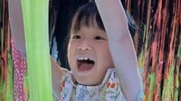 ののちゃん “スライムの中に入った”姿を公開！？韓国旅行で妹とドキドキ顔で“びよ〜ん”とスライム遊びを満喫「いい表情」