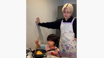 「なんで花柄ww」闇医者を演じる白岩瑠姫（JO1）が花柄エプロン姿で人気子役と料理！？「料理中のこどもを見守るパパやん」の声『娘の命』