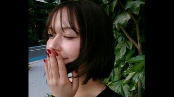 村重杏奈　「まるでハリウッドスター」ボブヘアにサングラスでデコルテ全開のかっこいいショットを公開