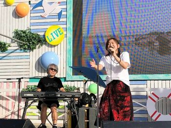 宇海-UUMI-＆澤近泰輔が「お台場冒険王」のステージに登場！伸びやかなボーカルで観客を魅了