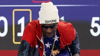 伝説的アーティストの五輪舞台でのプレー姿が話題！アメリカ愛炸裂のド派手コーデでの“にこやかゴシゴシ”ショットに反響「ウッソだろwww」「はちゃめちゃ」【ミラノ・コルティナ五輪】