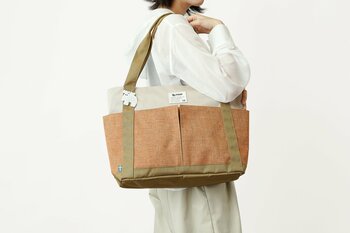 【moz(モズ)】秋の新色キャメル×オレンジが仲間入り！B4サイズも1泊分の荷物もすっぽり入る約14Lの大容量。充実の9ポケットで荷物をすっきり整理でき、通勤・通学から旅行まで毎日に頼れるトートバッグ