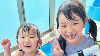 ののちゃん 妹・ひーちゃんの網戸使った“変顔”に「笑わせるの天才！」「お茶目でカワイイ」など反響！ちょっぴり切ない瞳にも注目