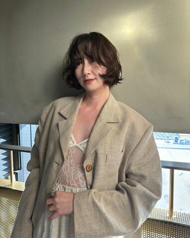 河北麻友子シースルーで素肌見せ！ ふんわりボブで“大人雰囲気”秋