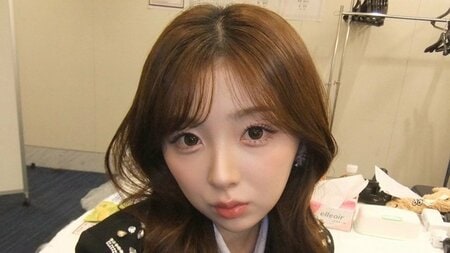 「へ！？変装なし」NiziU・MIIHI マリーコーデでディズニー満喫！チキンをパクッ＆シンデレラ城前で片足を上げた楽しげな姿に「ホンモノのプリンセス」