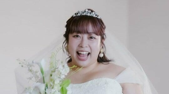 「旦那さんが見守ってる感じ」結婚発表の餅田コシヒカリ 夫チラリなウェディングフォトを公開！夫婦での“おにぎりショット”に「似合いすぎる」