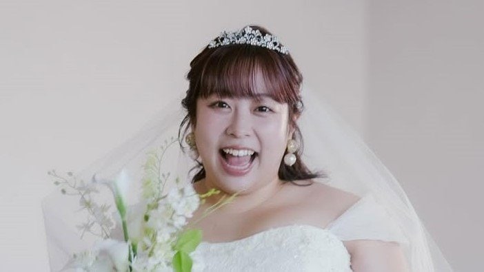 「旦那さんが見守ってる感じ」結婚発表の餅田コシヒカリ 夫チラリなウェディングフォトを公開！夫婦での“おにぎりショット”に「似合いすぎる」