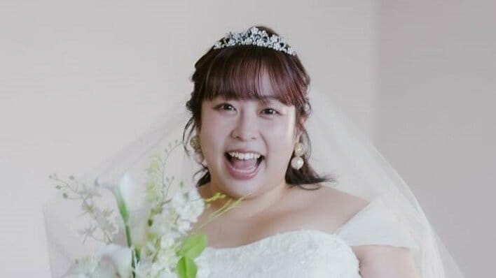 【画像7枚】「旦那さんが見守ってる感じ」結婚発表の餅田コシヒカリ 夫チラリなウェディングフォトを見る