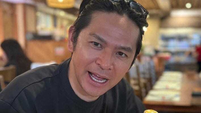 ますだおかだ・岡田圭右 海外の絶景ビーチで子どもたちとの“夏休みショット”公開！ホテルのベッドで全力で遊ばれる姿に「良きパパさん」「幸せですね〜」