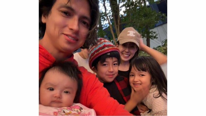 【写真9枚】川崎希 ピアノが置かれた広々自宅にラブブ飾ったクリスマスツリー設置！こたつでピザパする子どもたちの様子などを見る