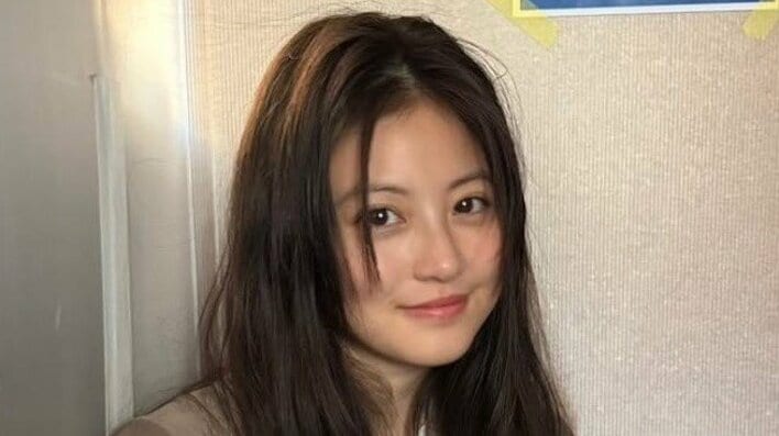 【画像5枚】今田美桜 黒キャミ姿で透明感際立つ大胆デコルテを肌見せショットを見る