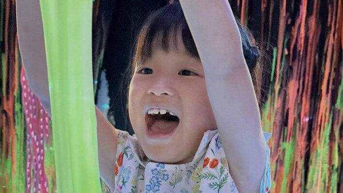 ののちゃん “スライムの中に入った”姿を公開！？韓国旅行で妹とドキドキ顔で“びよ〜ん”とスライム遊びを満喫「いい表情」
