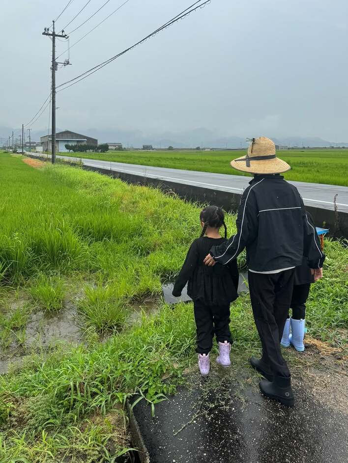 近藤千尋 娘と帰省先の岡山で田んぼ体験！スタイリッシュなジャージ姿