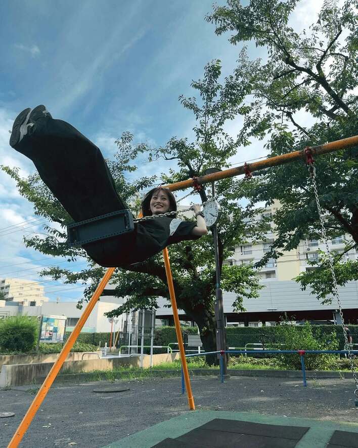 山本彩 ブランコで無邪気に遊ぶショット公開！爽やか笑顔に「愛おし