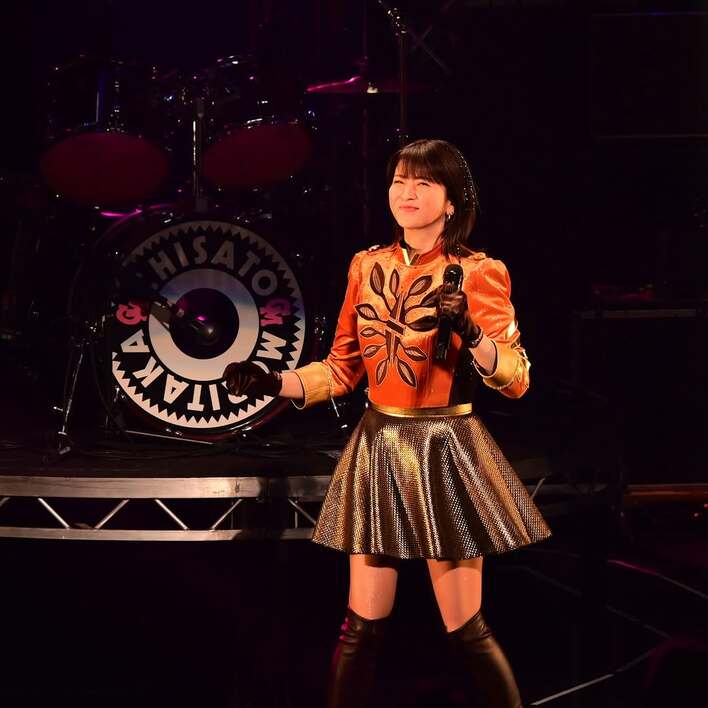 56歳・森高千里 今も変わらぬミニスカ衣装で“絶対領域”披露！誕生日