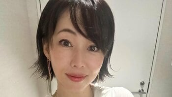 「ついに歩きました」2児の母・井上和香 1歳3ヵ月長男が一歩踏み出す瞬間を公開！幸せいっぱいの喜び報告に「ニコニコ嬉しそう」