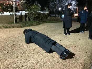 草彅剛 独特の“待ち”姿勢にファンもスタッフも「ヒヤヒヤ」『罠の戦争』オフショット