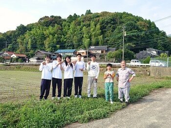 佐賀県初・環境省認定の自然共生サイトで、唐津南高校生がニホンミツバチの"百花蜜"を収穫｜食品流通科が挑む里山の地域ブランドづくり